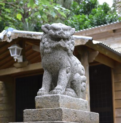 沖縄県なのに、なぜシーサーではなく狛犬?!